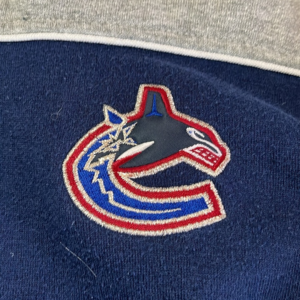 Vancouver Canucks hoodie, size 8-10yr - Picture 2 of 3